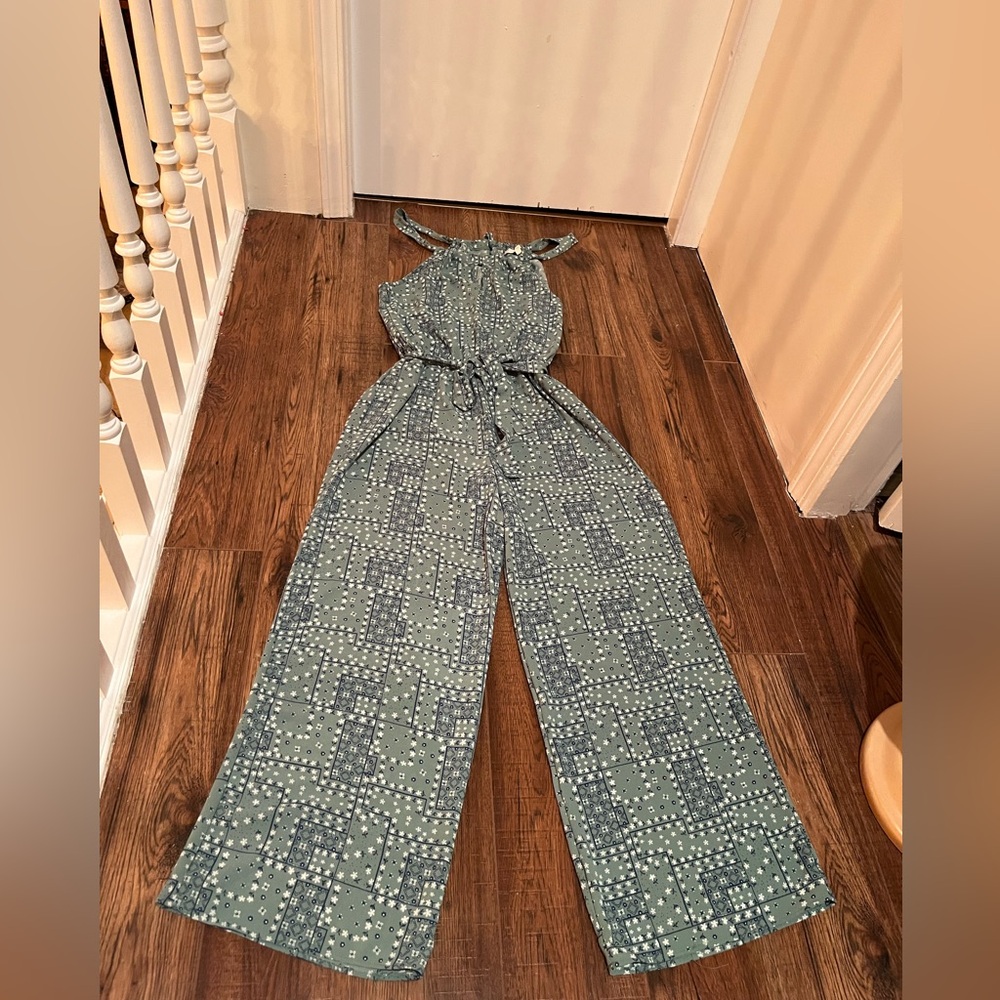 WOMENS size Large Stylish Green with key hole neck Jumpsuit
Brand: monteau